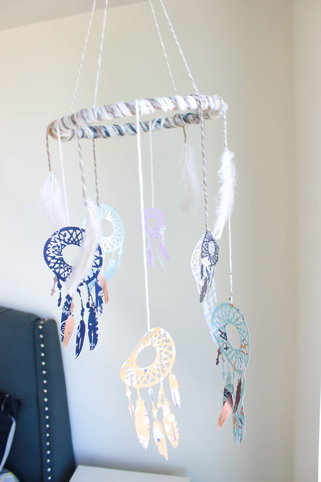 DIY Dreamcatcher Mobile - Learn how to make it on B. Lovely Events