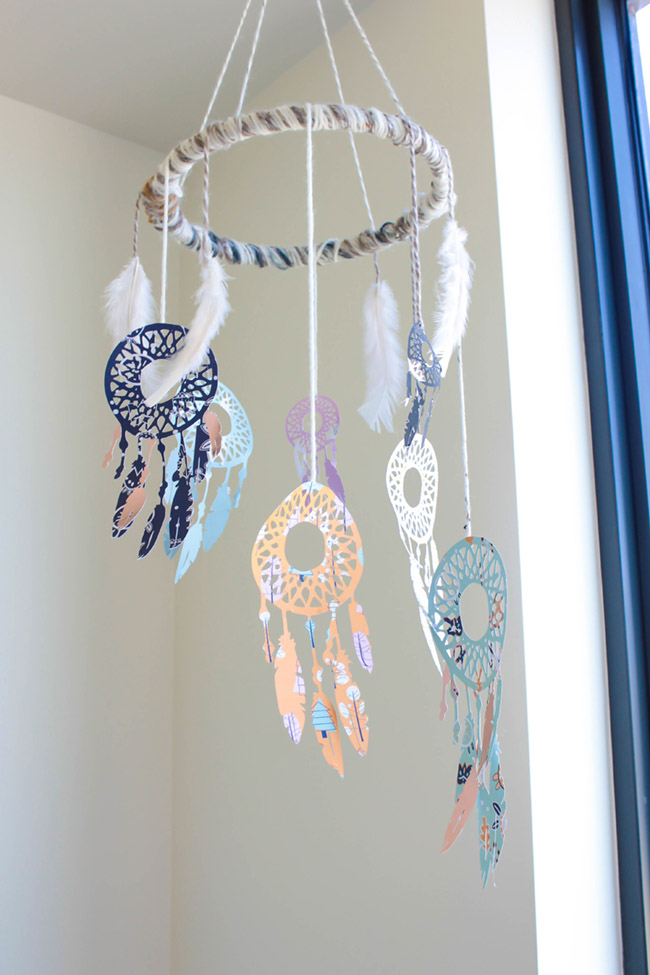 DIY Dreamcatcher Mobile - Learn how to make it on B. Lovely Events