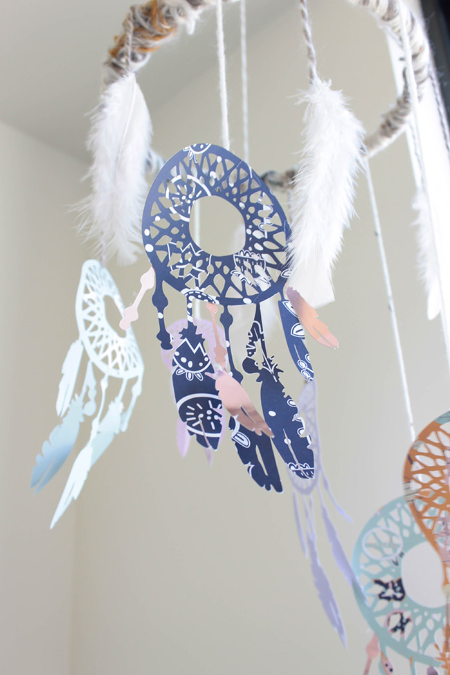 DIY Dreamcatcher Mobile - Learn how to make it on B. Lovely Events