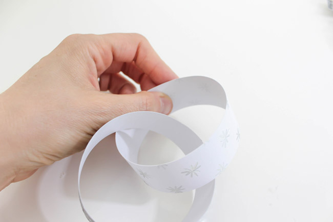 DIY paper chain! Learn how to make them on B. Lovely Events! 