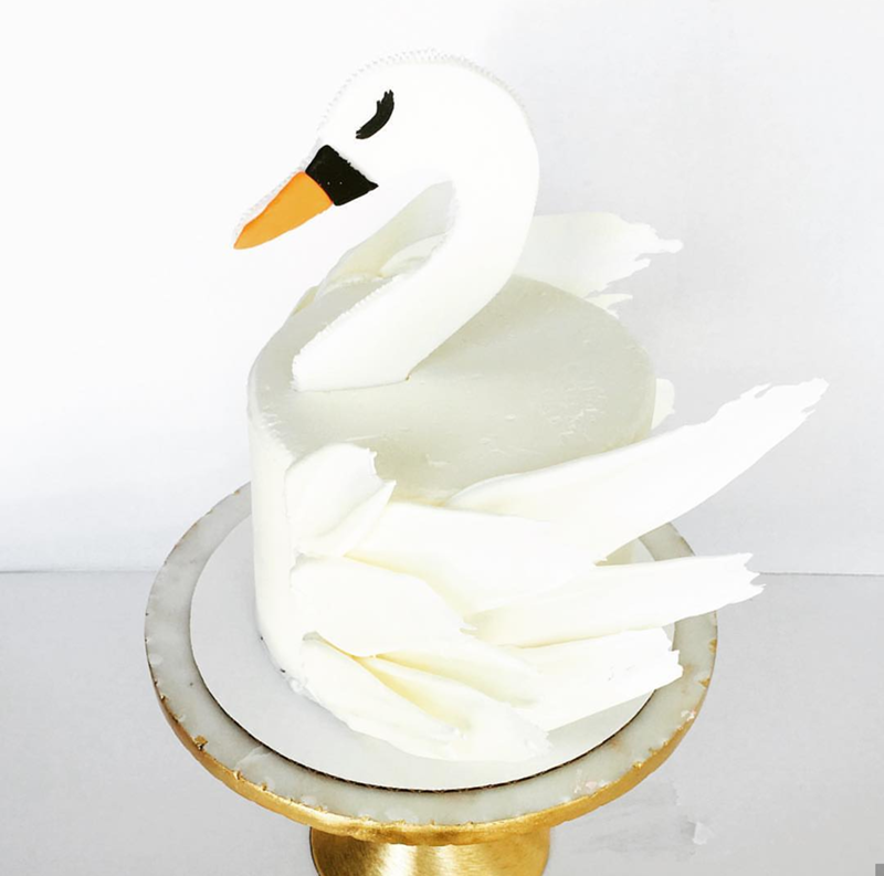 I am smitten for this swan cake- See More Swan Cakes on B. Lovely Events