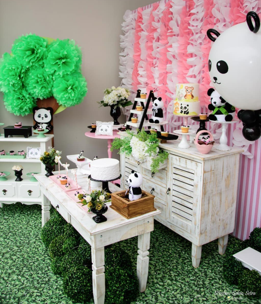 I love all of the cuteness of this panda party! -See more Panda Party ideas on B. Lovely Events