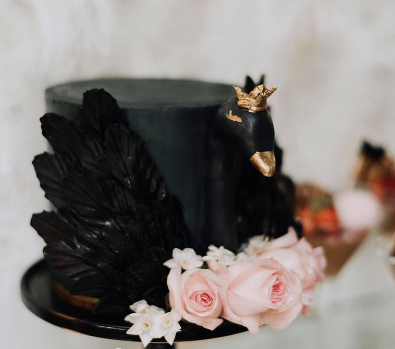 LOVE this black swan cake! -See more swan cakes on B. Lovely Events