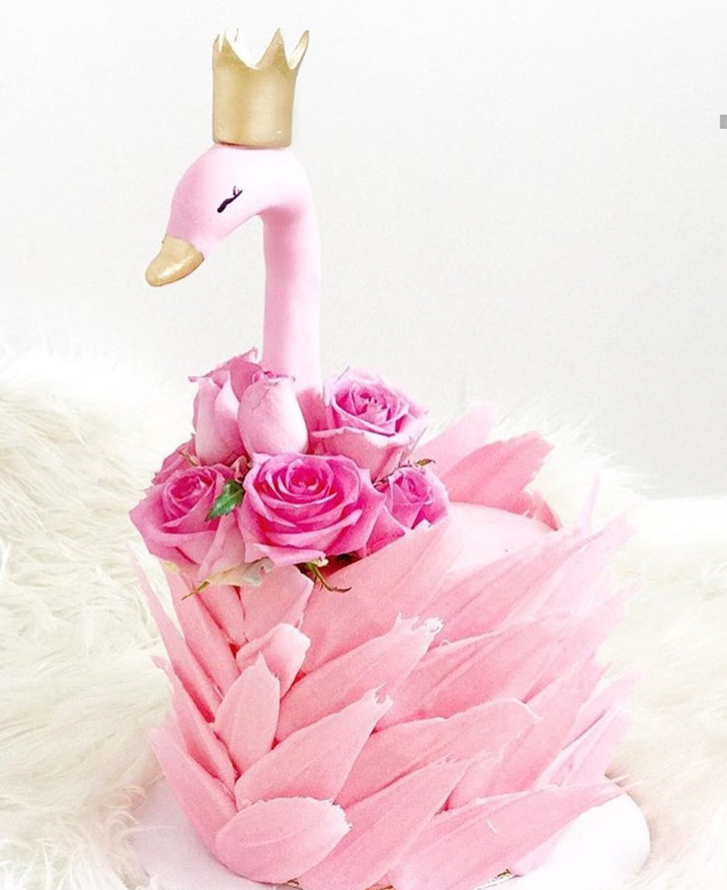 LOVE this pink swan cake- so cute! See More Swan Cakes on B. Lovely Events