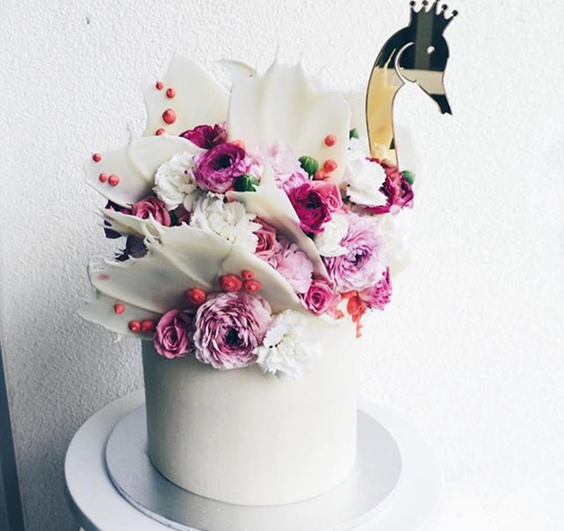 Love the floral and feathers on this swan cake!- See More Swan Cakes on B. Lovely Events