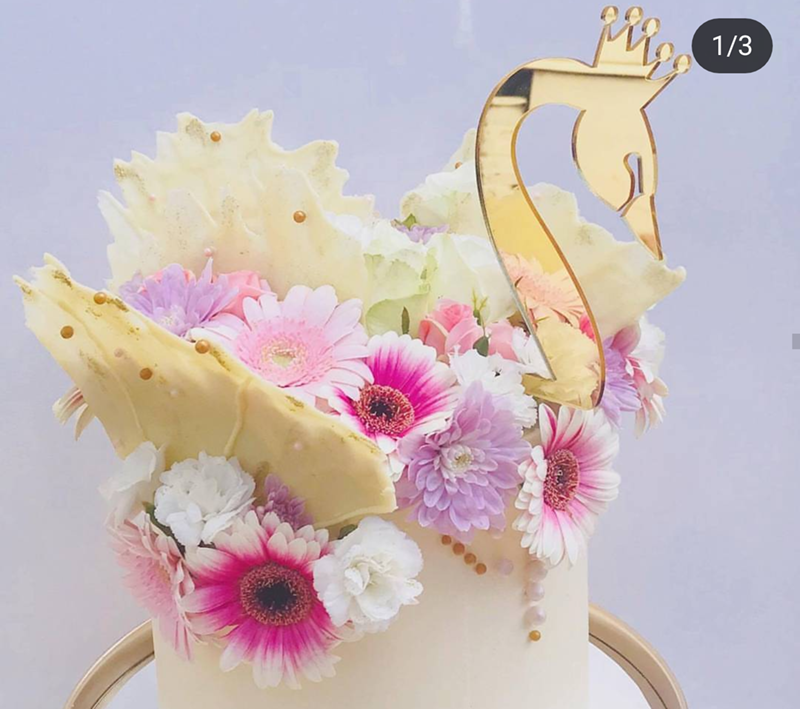 Love the gold swan on this cake! -See More Swan Cakes on B. Lovely Events