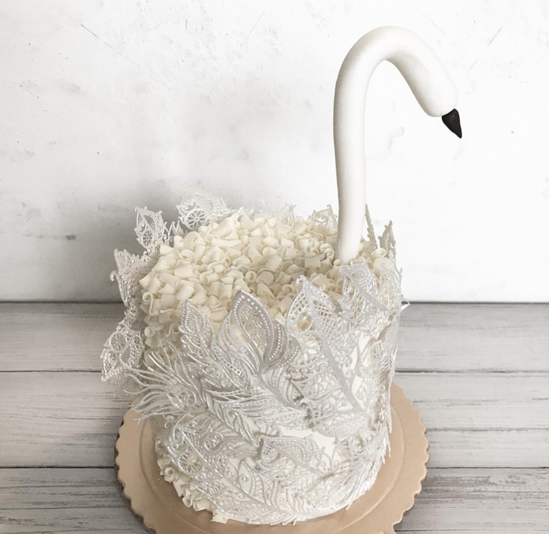The lace feathers on this swan cake is lovely! -See More Swan Cakes on B. Lovely Events