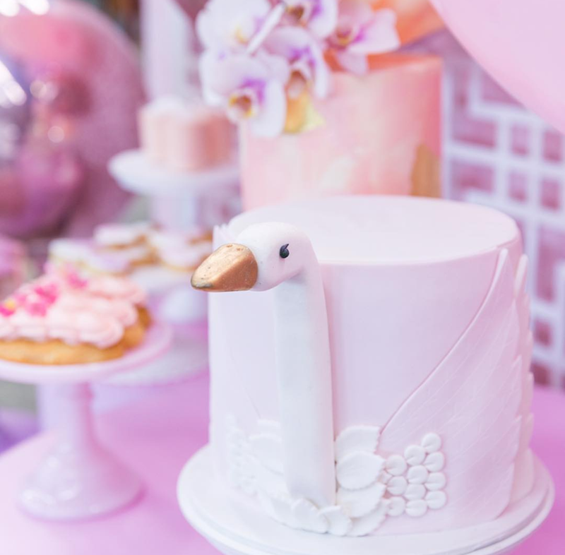 This swan cake is so darling! -See More Swan Cakes on B. Lovely Events