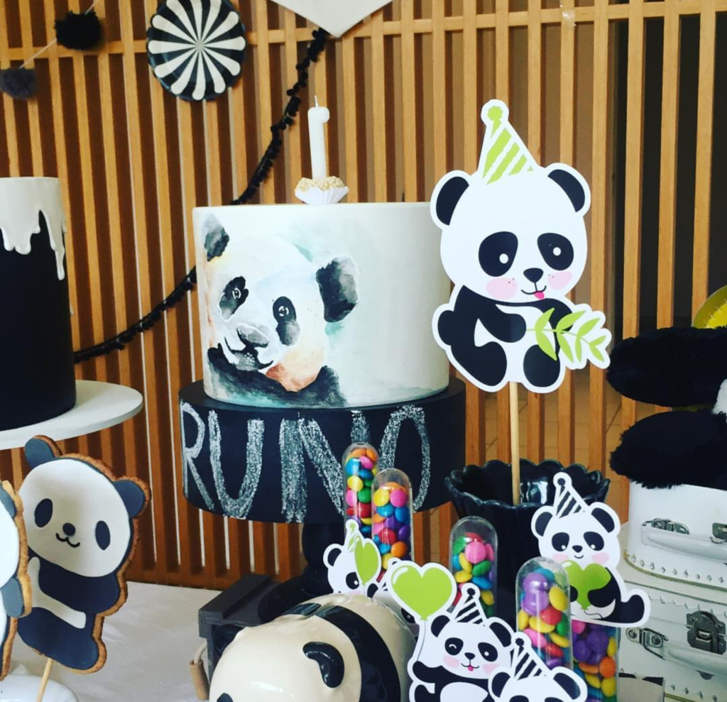 look at this amazing panda cake -See more Panda Party ideas on B. Lovely Events
