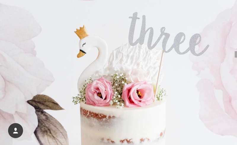 look how cute this swan cake is! -See More Swan Cakes on B. Lovely Events