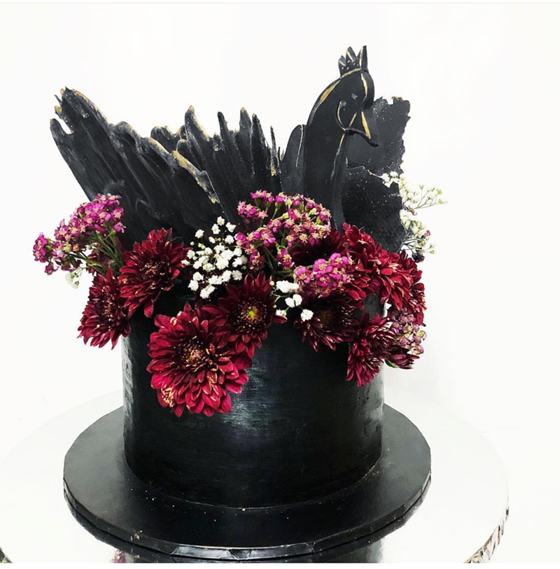 this black swan cake is fabulous! -See More Swan Cakes on B. Lovely Events