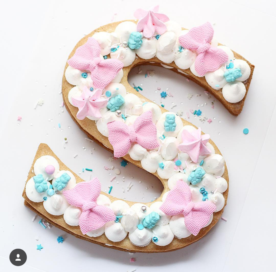 I love this cute little cookie cake - See more of our favorite cookie cakes on B. Lovely Events