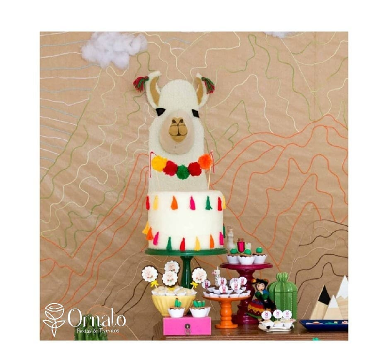 look at this amazing llama cake! - See more llama party love on B. Lovely Events