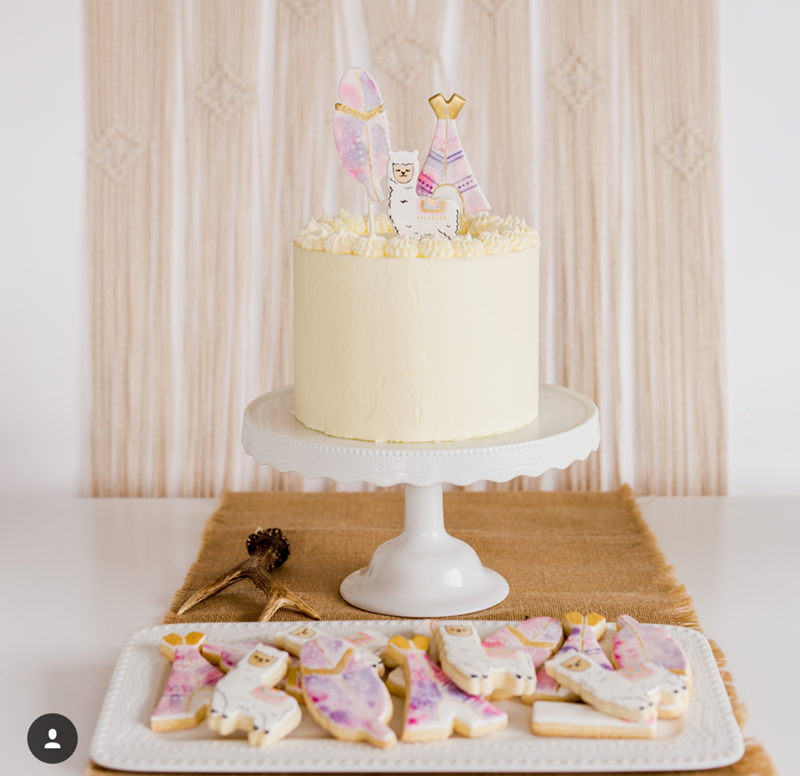 this llama cake is too adorable! - See more llama party love on B. Lovely Events