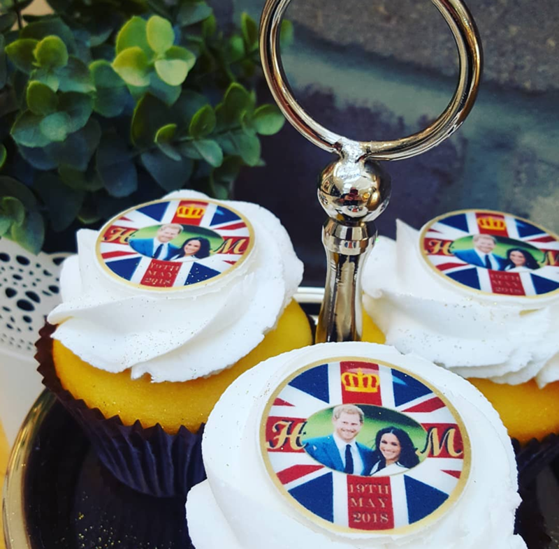 How cute are these royal wedding harry and meghan cupcakes! - See More Royal Wedding Lovlieness at B. Lovely Events #royalwedding #partyplanning #partythemes