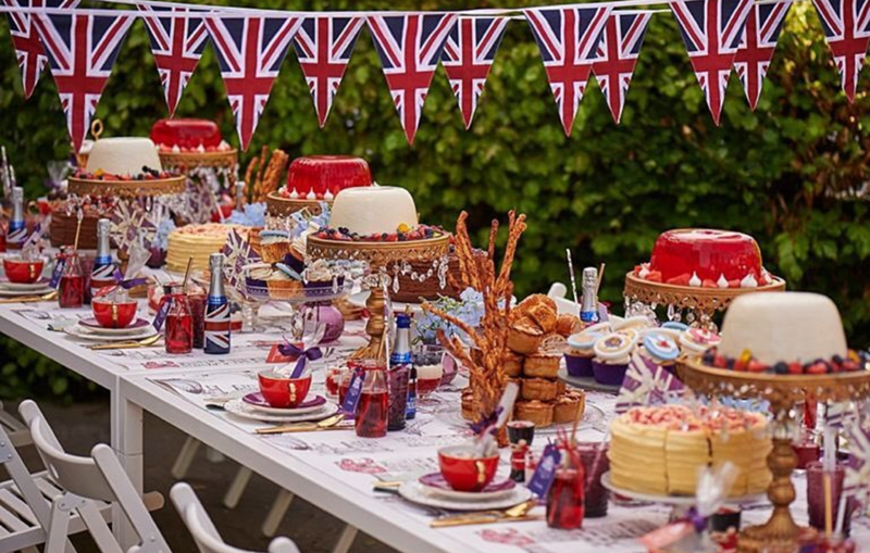 LOVE this royal wedding party! - See More Royal Wedding Lovlieness at B. Lovely Events #royalwedding #partyplanning #partythemes