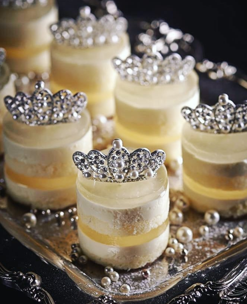 how adorable are these royal desserts!- See More Royal Wedding Lovlieness at B. Lovely Events #royalwedding #partyplanning #partythemes
