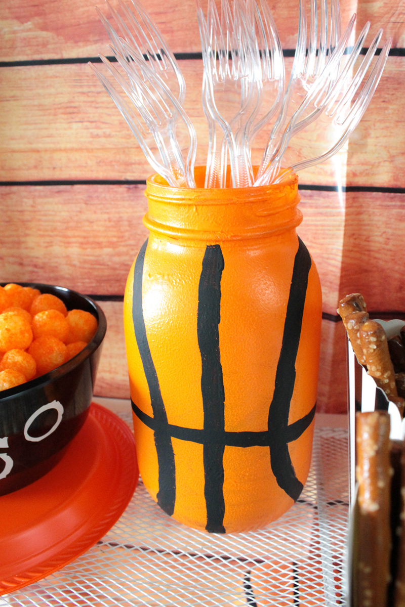 Love these fun basketball mason jars for a basketball party! #basketball