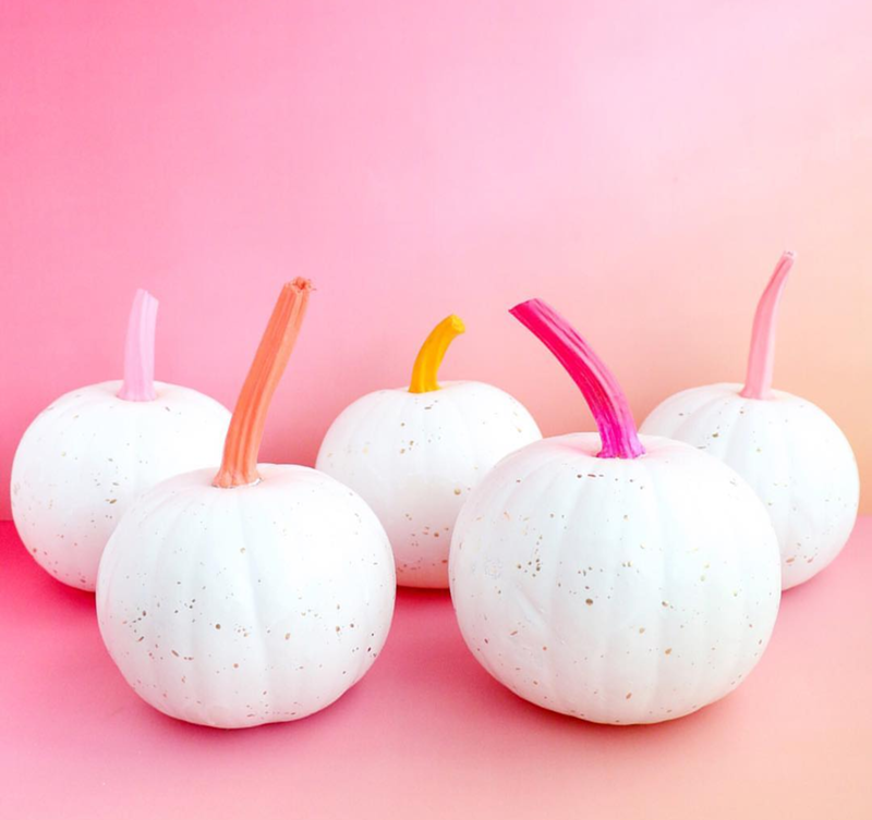 Love these pink pumpkins for Halloween! - See more Pink Halloween Pretty on B. Lovely Events #halloween #pink #partyideas