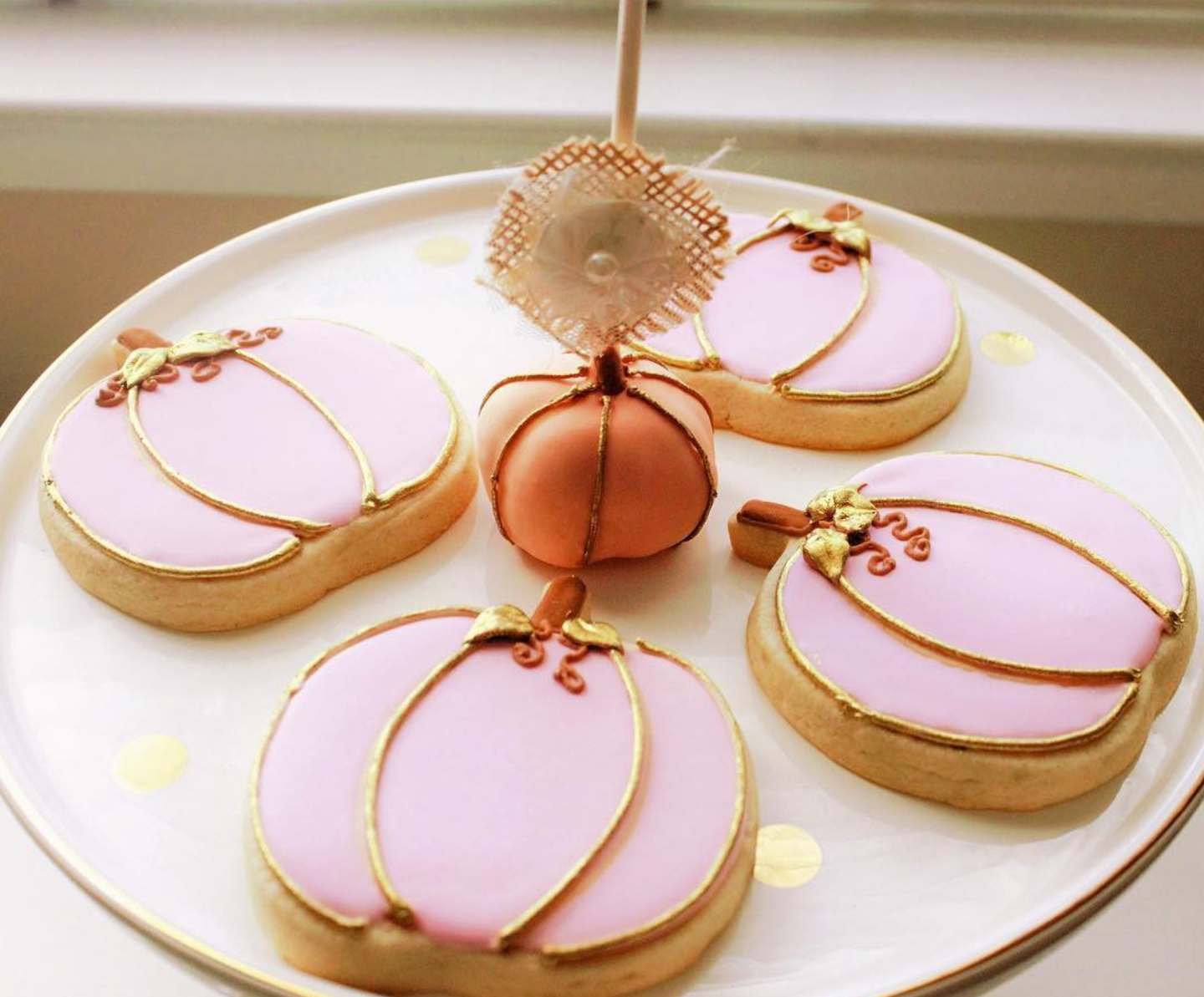 These Pink Halloween Cookies are fabulous! - See more Pink Halloween Pretty on B. Lovely Events #halloween #pink #partyideas