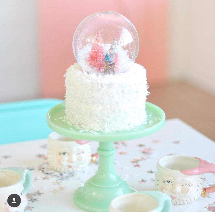 Love the little touches of pink in this Christmas cake and mug! - See more pink Christmas ideas on B. Lovely Events! #christmas #christmasparty #christmasideas #christmasdecor