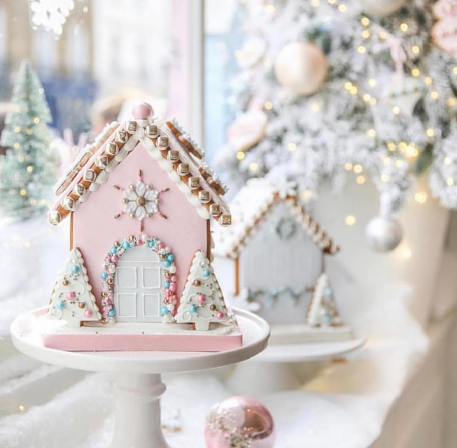 This Christmas pink Gingerbread house has my heart!- See more pink Christmas ideas on B. Lovely Events! #christmas #christmasparty #christmasideas #christmasdecor