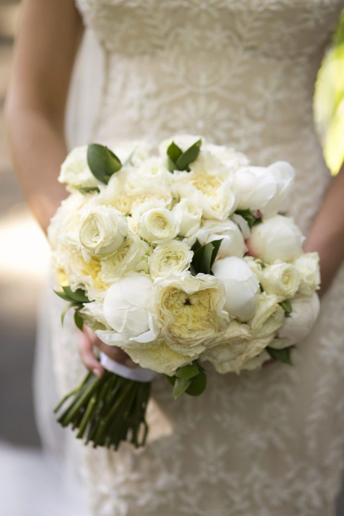 All white bridal bouquet - See all the beautiful details on B. Lovely Events! #wedding #realwedding #weddingideas #weddingtips #weddingdecorations