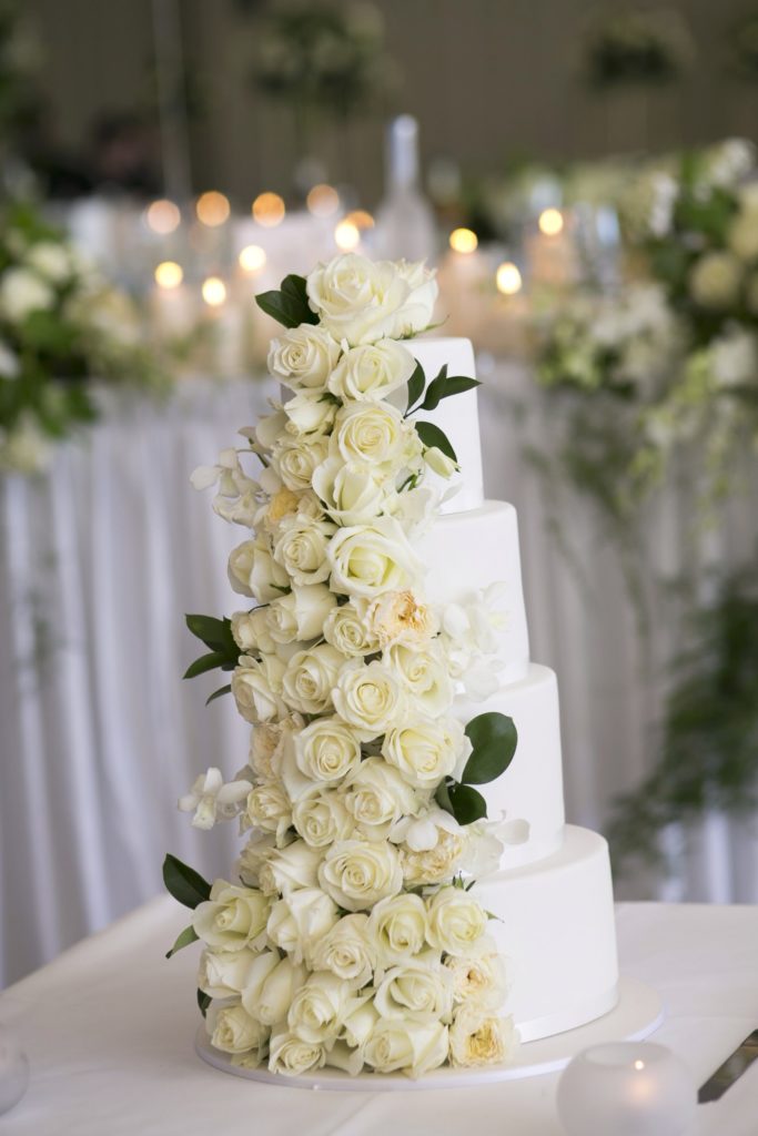 All white roses wedding cake - See all the beautiful details on B. Lovely Events! #wedding #realwedding #weddingideas #weddingtips #weddingdecorations