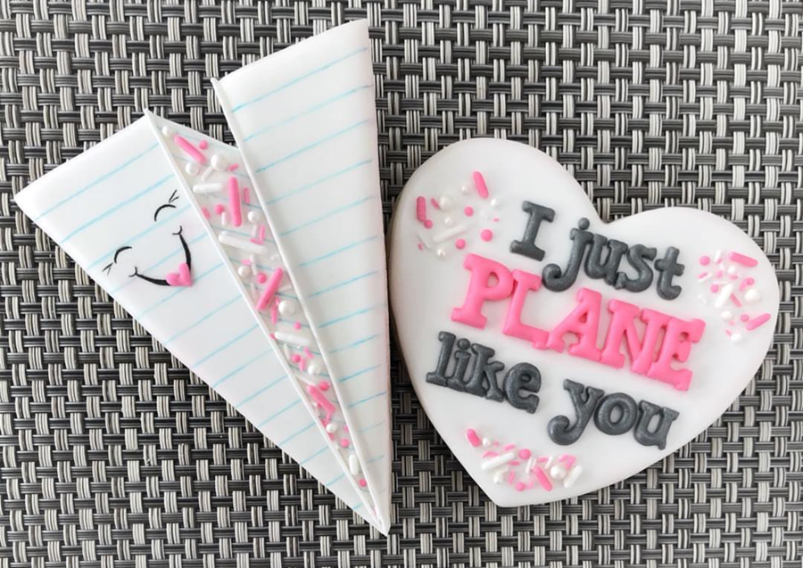 I just Plane love you paper plane Valentine's day cookies!-See more of our favorite valentine's day cookies of 2019 on B. Lovely Events! #valentinesday #cookies #decoratedcookies