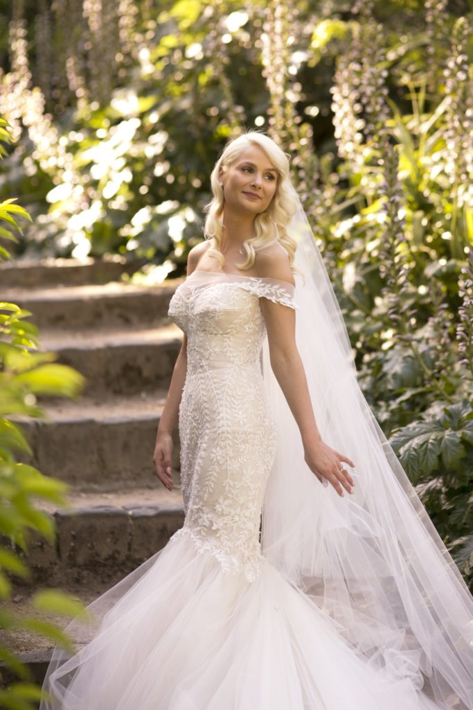 Love this all white lace wedding dress - See all the beautiful details on B. Lovely Events! #wedding #realwedding #weddingideas #weddingtips #weddingdecorations