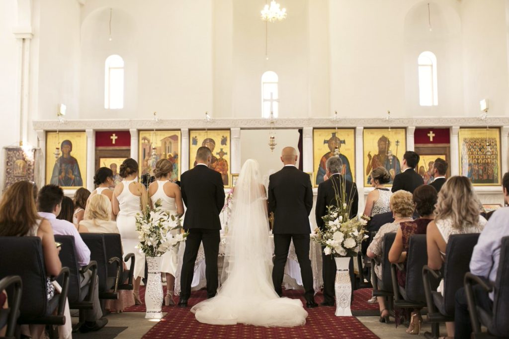 Love this alter Real Wedding Belinda and michales all white wedding - See all the beautiful details on B. Lovely Events! #wedding #realwedding #weddingideas #weddingtips #weddingdecorations