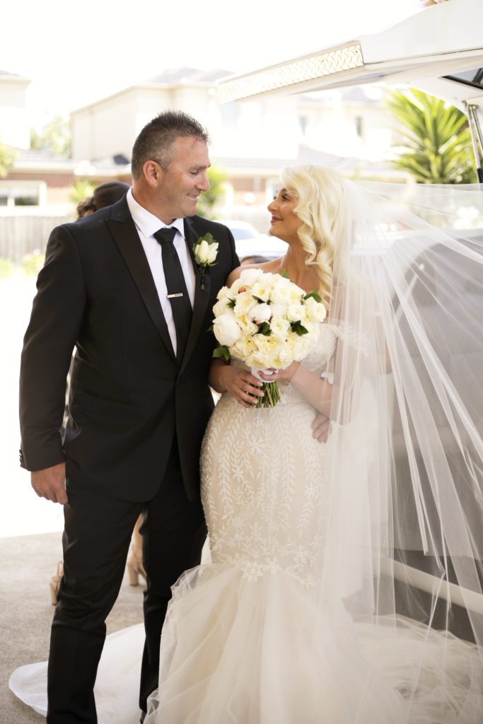 Real Wedding Belinda and michales all white wedding - See all the beautiful details on B. Lovely Events! #wedding #realwedding #weddingideas #weddingtips #weddingdecorations