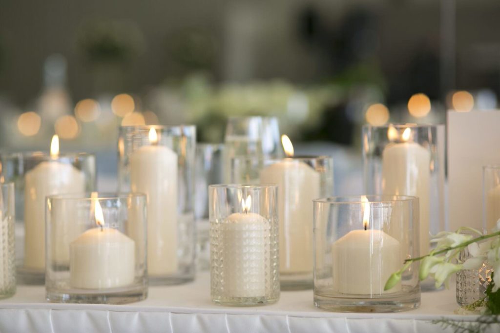 Wedding candle decorations - See all the beautiful details on B. Lovely Events! #wedding #realwedding #weddingideas #weddingtips #weddingdecorations