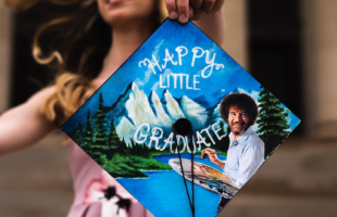 how lovely is this decorated graduation cap!- See more graduation caps on B. Lovely Events! #graduation #graduationcap