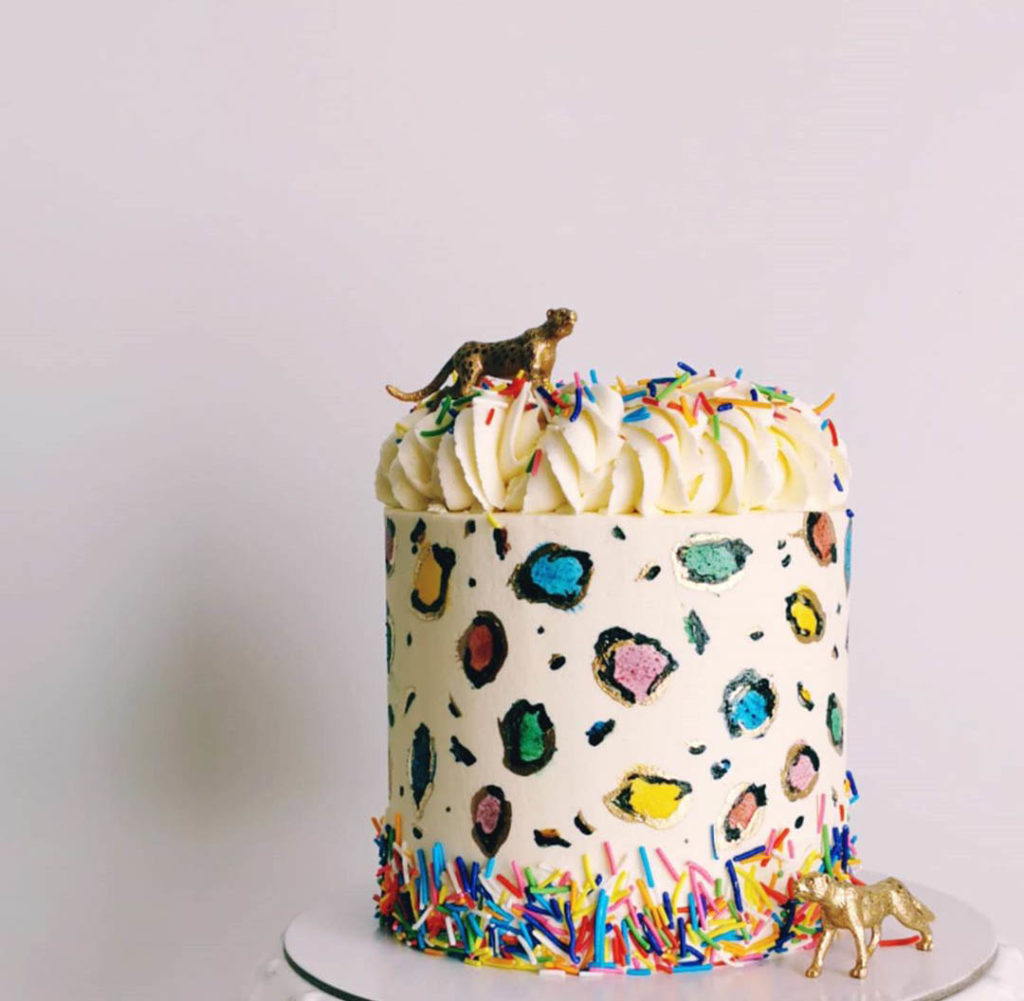 This leopard print cake is too cute! 